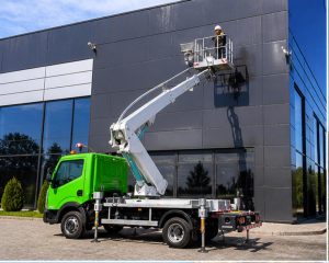 podnośnik koszowy płock, podnośnik płock, usługi podnośnikiem koszowym, montaż oświetlenia, prace na halach i obiektach przemysłowych, odśnieżanie dachów, wycinka i pielęgnacja drzew