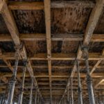 Szalunki do budowy podziemnego schronu, widok na drewniane konstrukcje wzmacniające beton przyszłego schowu