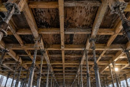 Szalunki do budowy podziemnego schronu, widok na drewniane konstrukcje wzmacniające beton przyszłego schowu