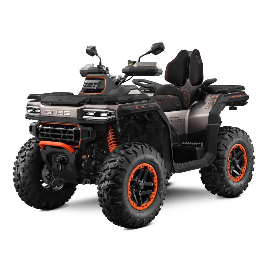 Quad utknięty w błocie podczas jazdy terenowej, wymagający wyciągnięcia z trudnej sytuacji.